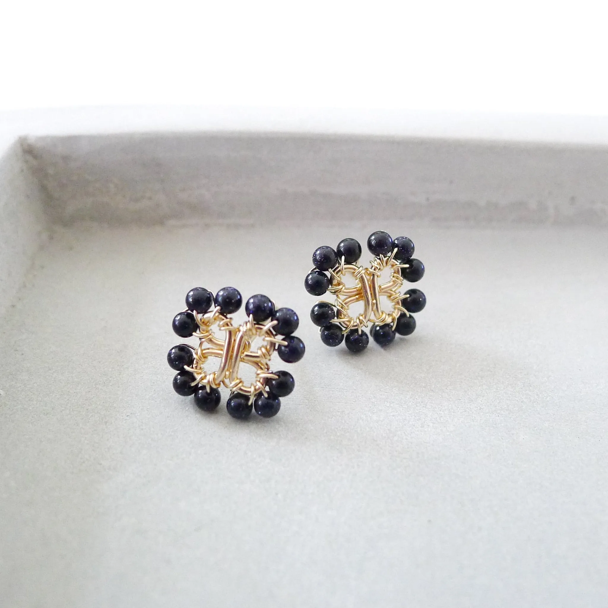 Clover Earstuds / Black Spinel